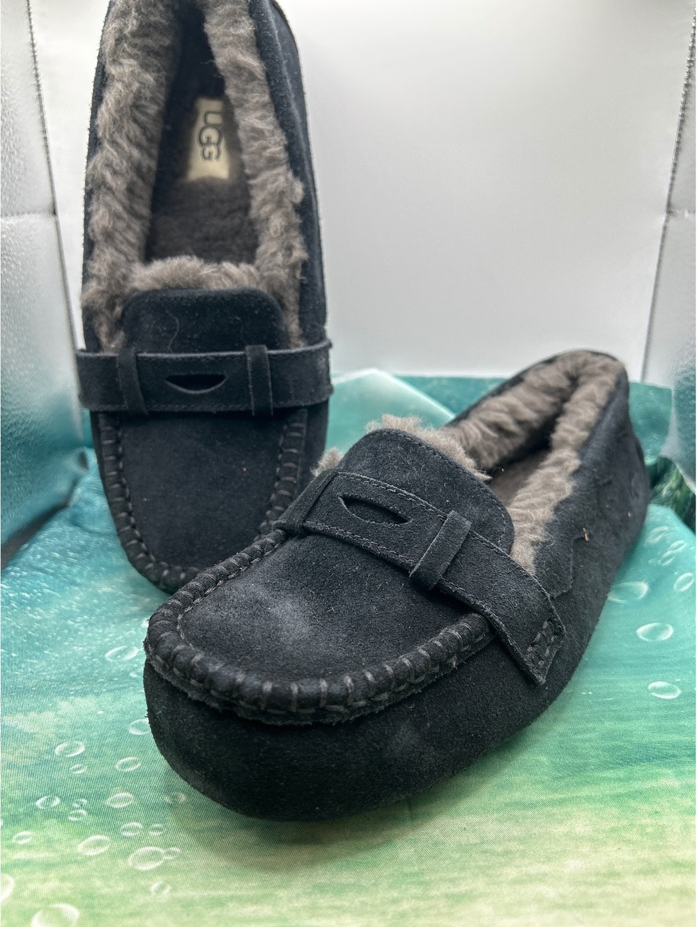 NWT UGG Willow Moc Suede Slippers Black – Size 7 Women BRAND NEW